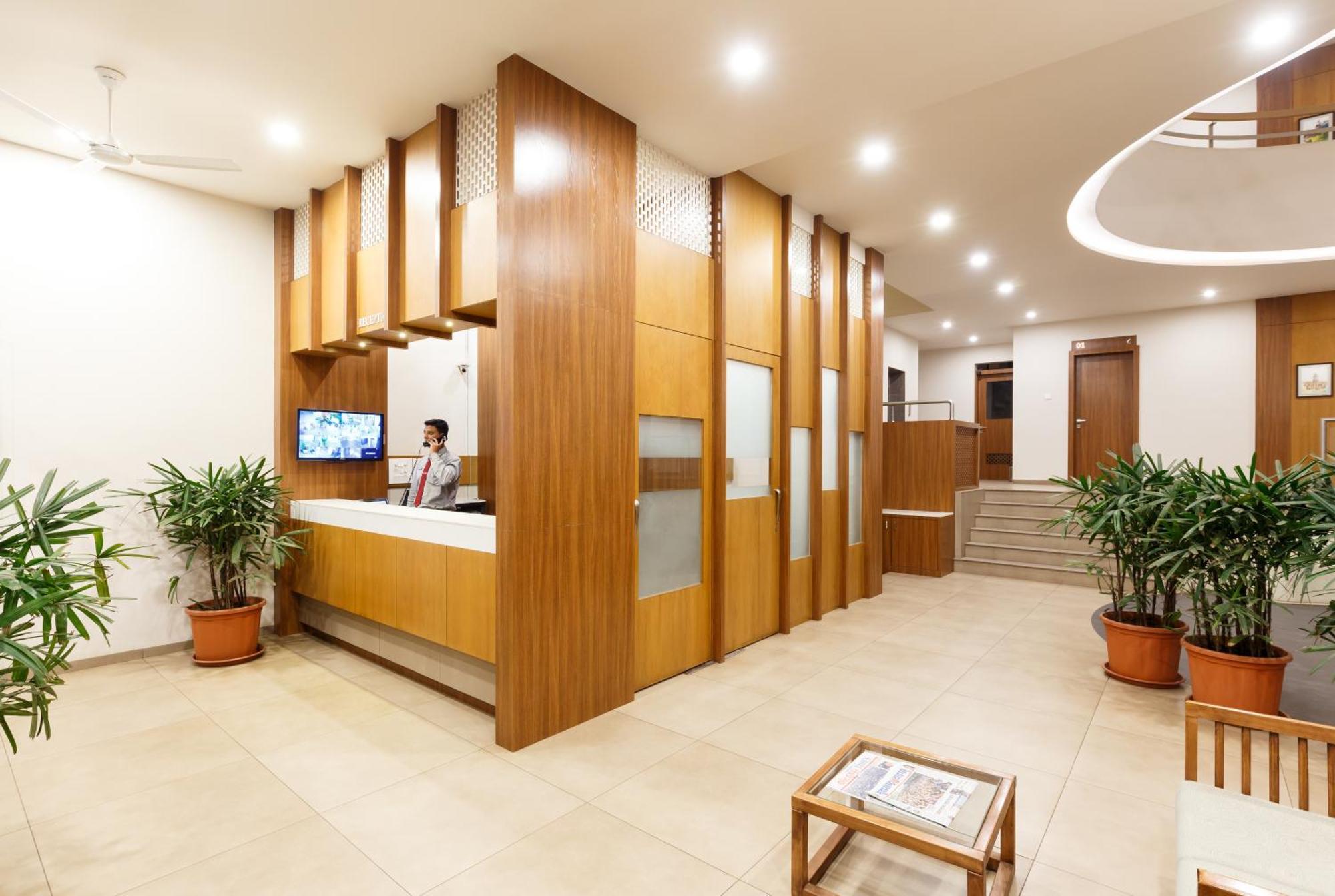 Hotel Classic Mid Town, Колхапур Экстерьер фото